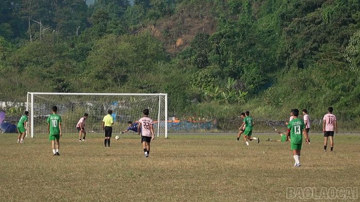 Tình huống ghi bàn của CLB Bóng đá trẻ Bảo Thắng (áo trắng) trong trận chung kết với CLB FC-TNT (áo hồng)
