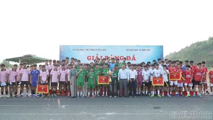 Ban tổ chức trao giải cho các đội bóng đạt thành tích