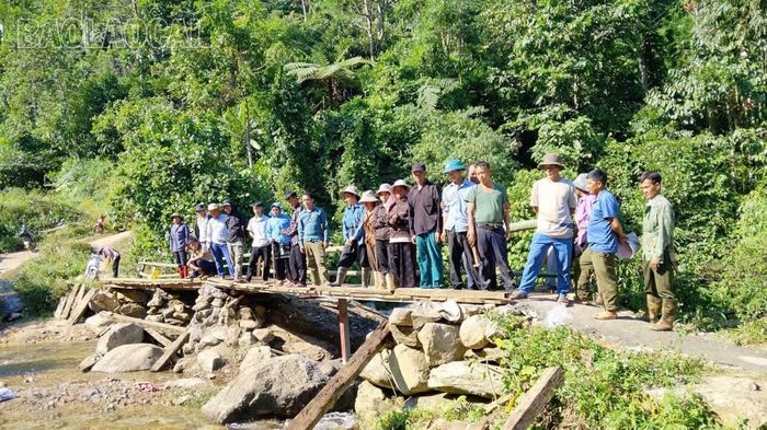 Cây cầu tạm dẫn vào thôn Tà Moòng đã được sửa chữa.