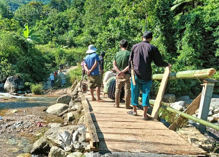Với sự hỗ trợ của doanh nghiệp, người dân thôn Tà Moòng đã chủ động sửa lại cầu tạm.