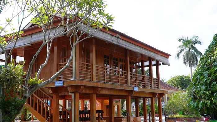 Nhà sàn Bác Hồ trong Khu tưởng niệm Chủ tịch Hồ Chí Minh, phường Nghĩa Lộ, tỉnh Lào Cai.
