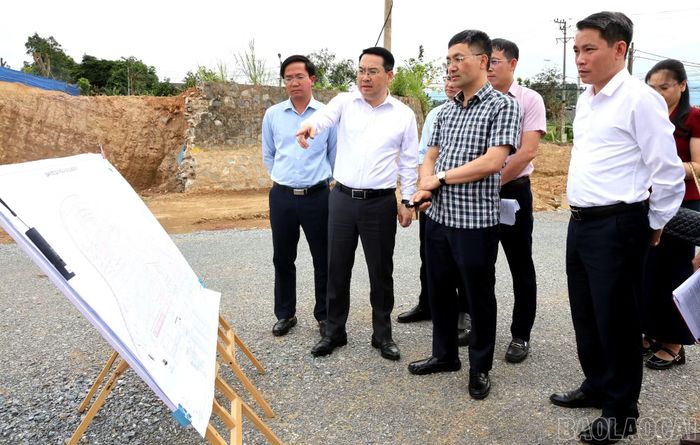 Đồng chí Chủ tịch UBND tỉnh Nguyễn Tuấn Anh kiểm tra Dự án san gạt mặt bằng và hạ tầng kỹ thuật Khu đô thị Tân Lập, phường Cam Đường. (Ảnh: Báo và Phát thanh, Truyền hình Lào Cai)