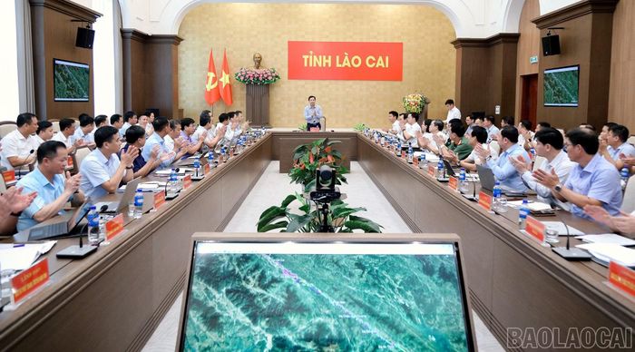 Tại phiên họp sáng 18/8 về tiến độ giải phóng mặt bằng dự án đường sắt Lào Cai - Hà Nội - Hải Phòng, Bí thư Tỉnh ủy Dương Quốc Huy yêu cầu các địa phương, đơn vị tập trung tháo gỡ khó khăn, thực hiện quyết liệt theo phương châm “Làm đến đâu, dứt điểm đến đó”, đẩy nhanh tiến độ giải phóng mặt bằng. (Ảnh: Báo và Phát thanh, Truyền hình Lào Cai)