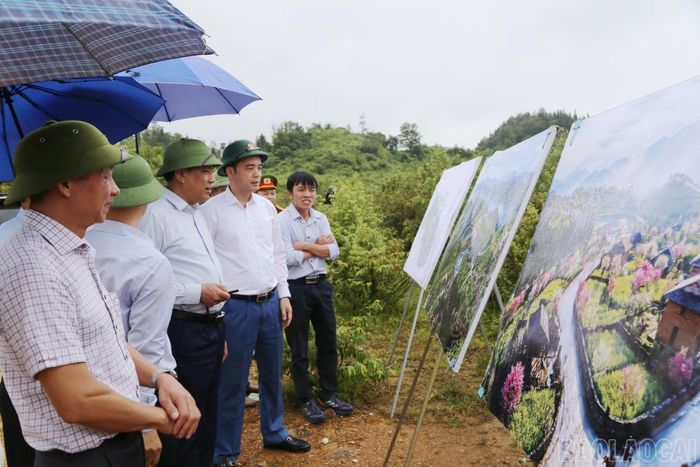 Phó Bí thư Thường trực Tỉnh ủy Hoàng Giang khảo sát, kiểm tra tiến độ một số dự án phát triển hạ tầng, du lịch trên địa bàn xã Bắc Hà. (Ảnh: Báo và Phát thanh, Truyền hình Lào Cai)