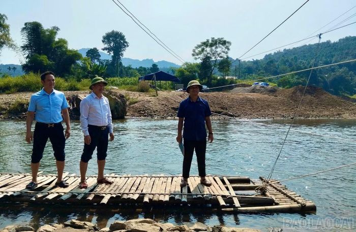 Lãnh đạo xã kiểm tra tiến độ làm cầu tại thôn Liên Thịnh, xã Lương Thịnh.