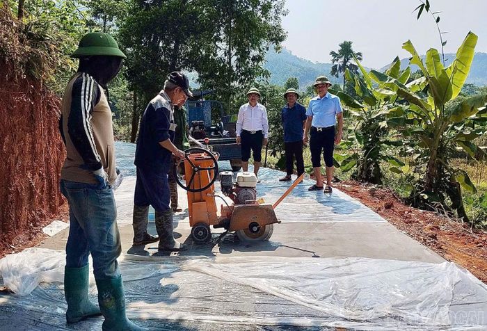 Lãnh đạo xã Lương Thịnh kiểm tra tiến độ bê tông giao thông thôn Phương Đạo.