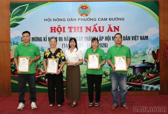 Ban tổ chức trao 4 giải Khuyến Khích.