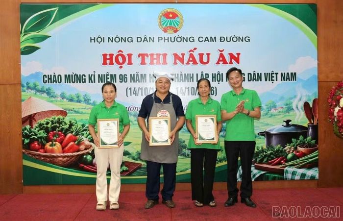 Ban tổ chức trao 3 giải Ba.