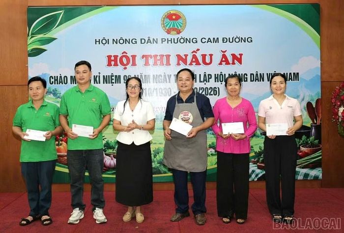 Ban tổ chức trao các giải Chuyên đề.