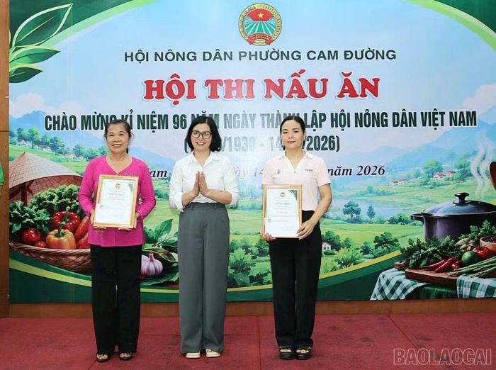 Ban tổ chức trao 2 giải Nhì.