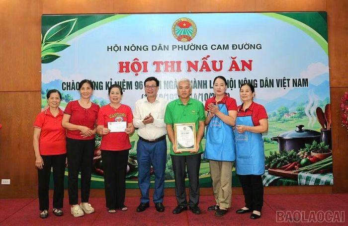 Ban tổ chức trao giải Nhất cho đội "Sẻ Chia" của Chi hội Nông dân 18.