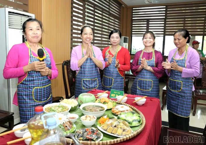 Các đội thuyết trình về mâm cơm đội mình.