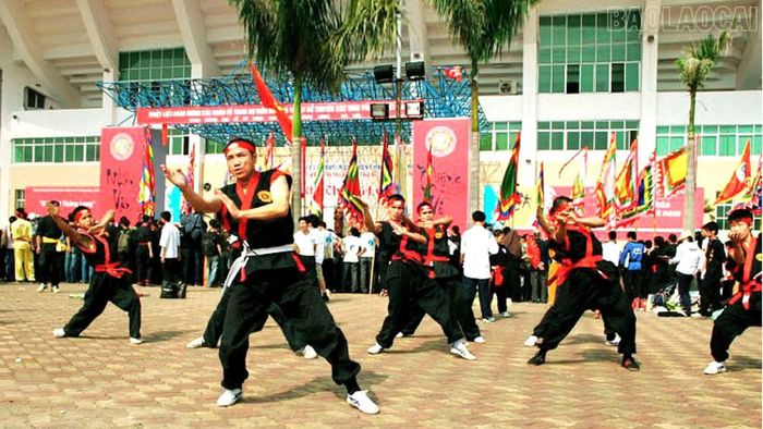 Võ sư Đào Hoàng Long (hàng đầu) biểu diễn bài "Hổ trảo quyền" - tiết mục đoạt Huy chương Vàng tại Liên hoan võ cổ truyền toàn quốc và Quốc tế chúc mừng Đại lễ 1.000 năm Thăng Long - Hà Nội.