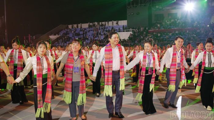 Đồng chí Dương Quốc Huy - Bí thư Tỉnh ủy hòa cùng người dân trong vòng xòe, lan tỏa nét đẹp văn hóa cộng đồng.