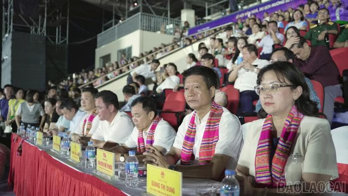 Các đồng chí lãnh đạo tỉnh theo dõi các tiết mục tại buổi tổng duyệt.