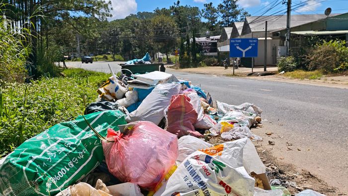 Rác thải chất đống ven đường gần bùng binh Đarahoa, gây mất mỹ quan nơi cửa ngõ Đà Lạt