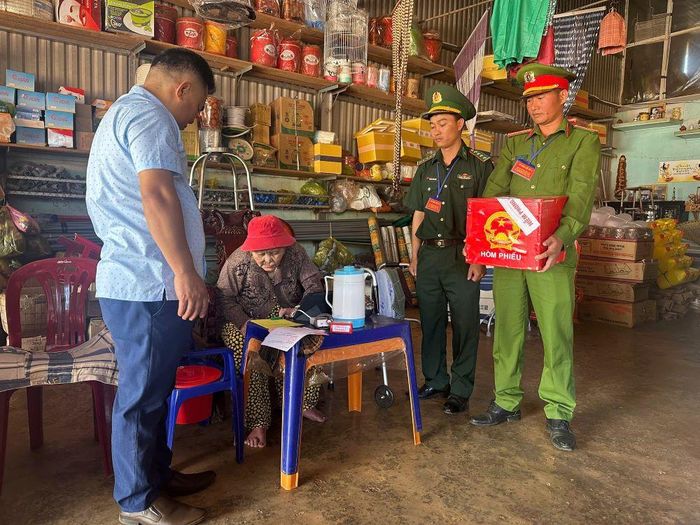 Lực lượng công an cùng với chính quyền địa phương mang thùng phiếu đến tận nhà những người gặp khó khăn trong di chuyển để người dân bỏ phiếu