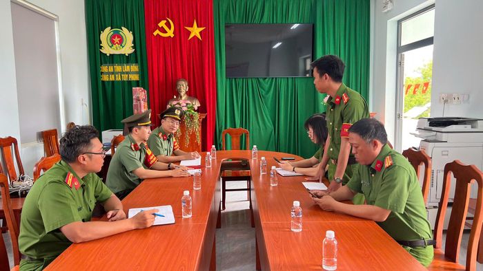 Công an tỉnh kiểm tra việc chấp hành điều lệnh tại Công an xã Tuy Phong
