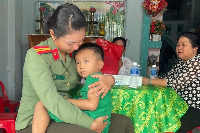 Nhiều trẻ em có hoàn cảnh khó khăn được Công an tỉnh Lâm Đồng giúp đỡ qua chương trình "Mẹ đỡ đầu"