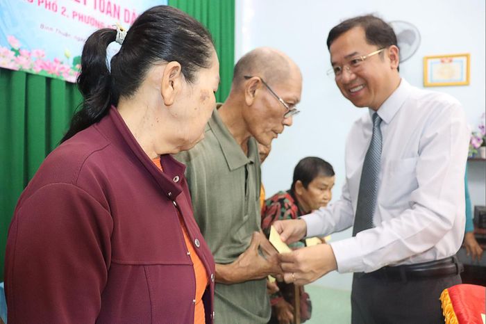 Đồng chí Tôn Thiện Đồng, Ủy viên Ban Thường vụ Tỉnh ủy, Trưởng Ban Tổ chức Tỉnh ủy Lâm Đồng tặng quà cho các gia đình khó khăn. (Ảnh: tư liệu)