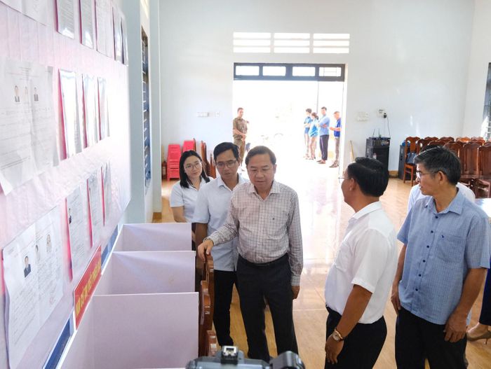 Ủy viên Ban Thường vụ Tỉnh ủy, Trưởng Ban Tổ chức Tỉnh ủy Lâm Đồng Tôn Thiện Đồng kiểm tra khu vực bỏ phiếu tại các điểm bầu cử xã Cát Tiên 3. (Ảnh: Hoàng Sa)