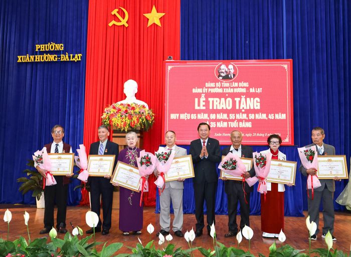 Đồng chí Tôn Thiện Đồng, Ủy viên Ban Thường vụ Tỉnh ủy, Trưởng Ban Tổ chức Tỉnh ủy Lâm Đồng trao Huy hiệu Đảng cho các đảng viên. (Ảnh: tư liệu)