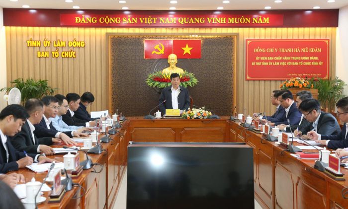Đồng chí Y Thanh Hà Niê Kđăm, Ủy viên Ban Chấp hành Trung ương Đảng, Bí thư Tỉnh ủy, Trưởng Đoàn ĐBQH tỉnh Lâm Đồng làm việc với Ban Tổ chức Tỉnh ủy Lâm Đồng. (Ảnh: Nguyễn Luân)