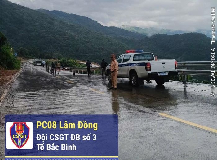 Cán bộ Đội CSGT đường bộ số 3 điều tiết giao thông vào ngày 11/10