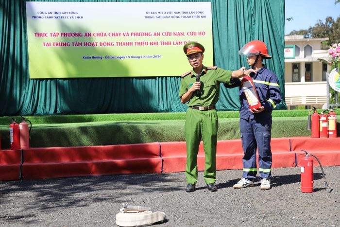 Phòng Cảnh sát phòng cháy, chữa cháy và cứu nạn, cứu hộ - Công an tỉnh Lâm Đồng hướng dẫn, sử dụng phương tiện chữa cháy