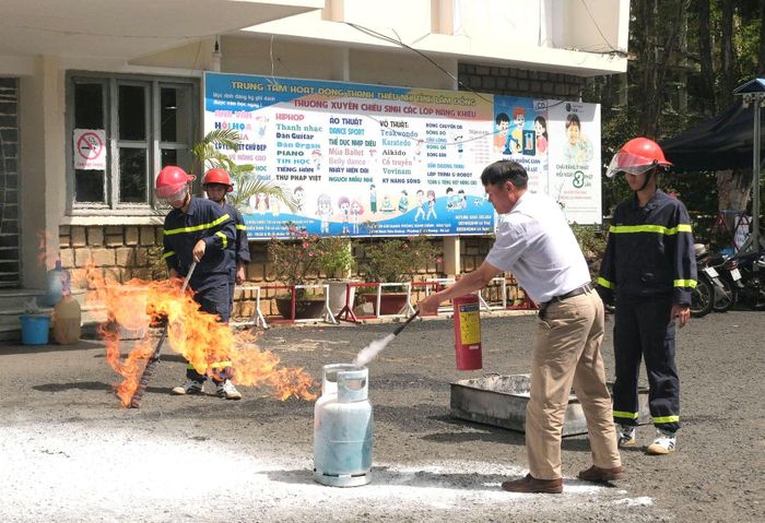 Cán bộ, người lao động Trung tâm Hoạt động Thanh thiếu nhi tỉnh thực hành các kỹ năng xử lý tình huống cháy, nổ