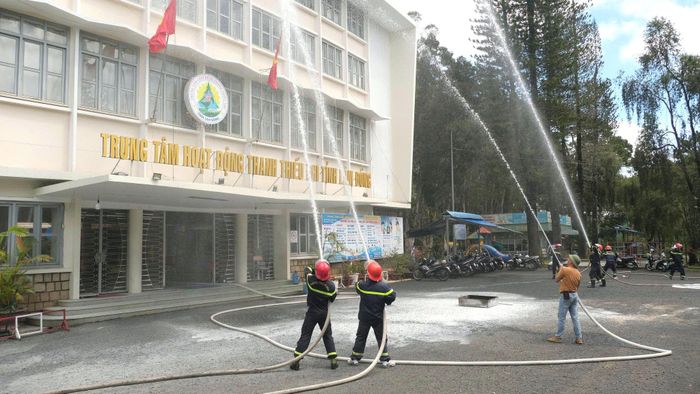 Thực hành quy trình báo cháy, triển khai phương án chữa cháy, cứu nạn, cứu hộ theo tình huống giả định