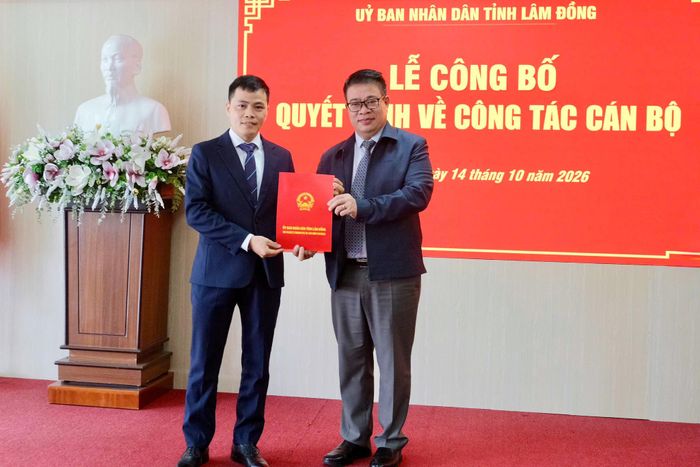 Tỉnh ủy viên, Phó Chủ tịch UBND tỉnh Nguyễn Ngọc Phúc trao quyết định cho ông Nguyễn Đức Mạnh