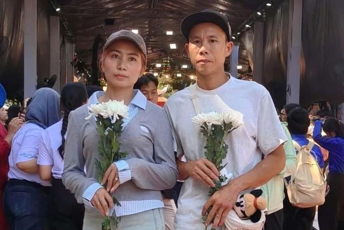 Vợ chồng anh Trần Văn Định có mặt trong lễ viếng và đưa tiễn 731 anh hùng liệt sĩ tại Công viên Văn hóa Lê Thị Riêng