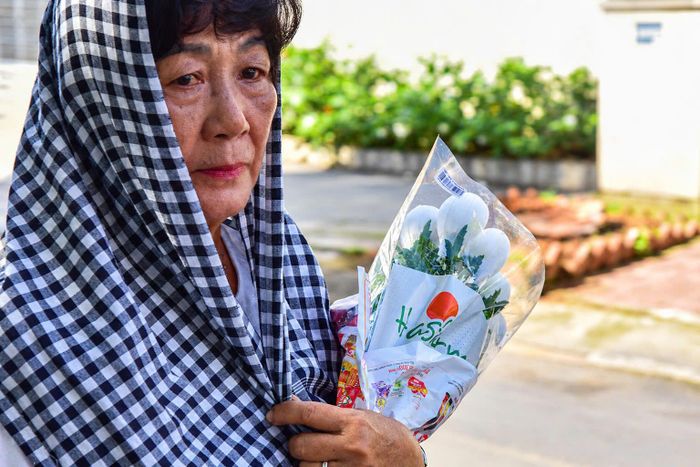 Hoa cúc trắng được người dân TP Hồ Chí Minh tiễn đưa các anh hùng liệt sĩ. (Ảnh: Lê Bin)