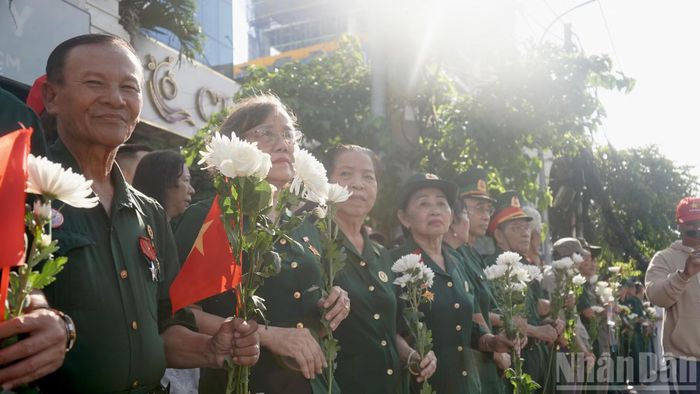 Những cựu chiến binh chờ tiễn đưa đồng đội về nơi an nghỉ cuối cùng. (Ảnh: Báo Nhân dân)