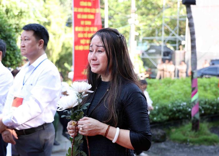 Nhiều người không kìm nén được sự xúc động. (Ảnh: TTXVN)
