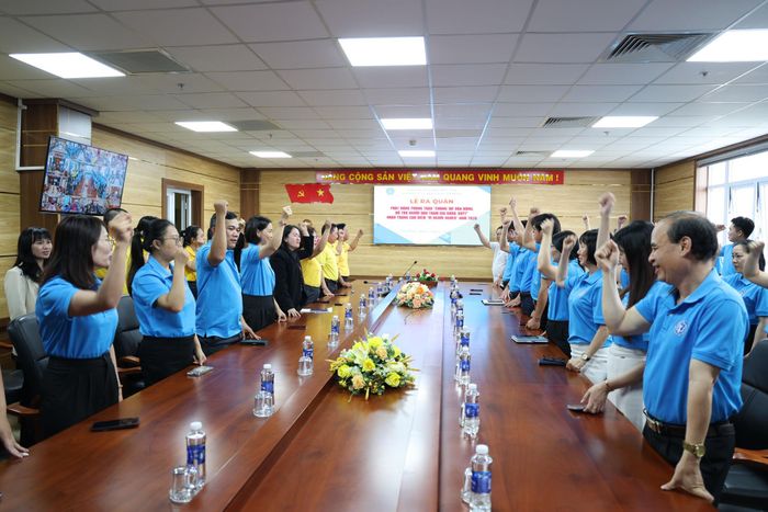 Cán bộ, viên chức, người lao động BHXH Lâm Đồng thể hiện quyết tâm trong lễ phát động
