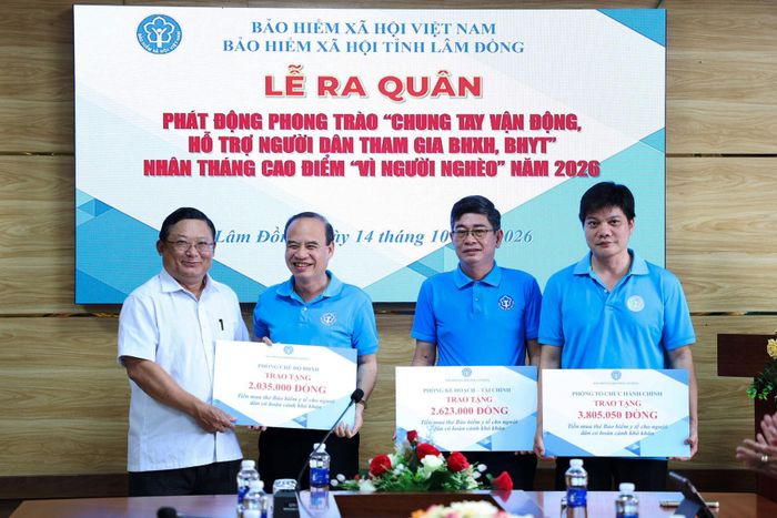 Đại diện các phòng ban của BHXH Lâm Đồng trao biểu trưng số tiền đóng góp