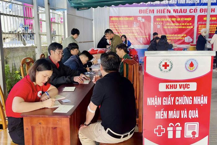 Hội Chữ thập đỏ tỉnh phối hợp với Bệnh viện Đa khoa tỉnh Lâm Đồng tổ chức chương trình Hiến máu tình nguyện