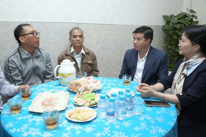 Ông Hồ Quốc Cường (ngoài cùng bên trái) chia sẻ các khó khăn với đồng chí Bí thư Tỉnh ủy Y Thanh Hà Niê Kđăm (thứ 2 từ phải qua)