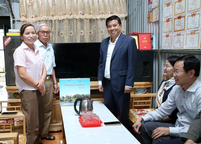 Bí thư Tỉnh ủy Lâm Đồng Y Thanh Hà Niê Kđăm (đứng bên phải) thăm, tặng quà cho gia đình bà Hồ Thị Thu