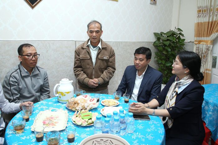 Đại diện các hộ gia đình phát biểu cảm ơn sự quan tâm của đồng chí Bí thư Tỉnh ủy Y Thanh Hà Niê Kđăm và đoàn công tác