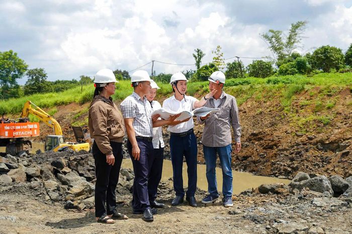 Lãnh đạo xã Đắk Mil kiểm tra tiến độ thi công các công trình hạ tầng lớn trên địa bàn