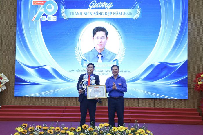 Trao giải thưởng “Thanh niên sống đẹp” của Trung ương Hội LHTN Việt Nam cho anh Nguyễn Hữu Nhơn, Giám đốc Công ty TNHH Nấm Linh Chi