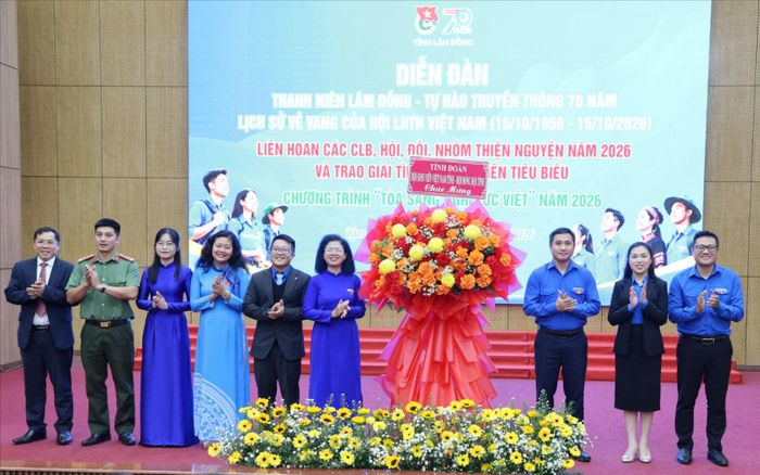 Tỉnh Đoàn, Hội Sinh viên Việt Nam tỉnh, Hội đồng Đội tỉnh tặng hoa chúc mừng 70 năm Ngày truyền thống Hội LHTN Việt Nam (15/10)