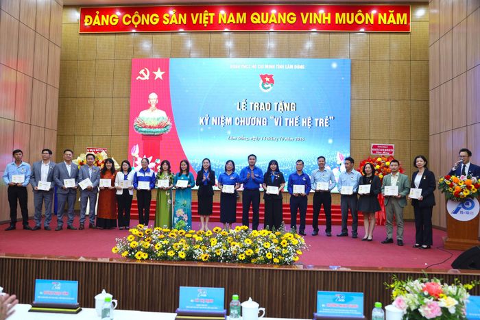 Trao Kỷ niệm chương "Vì thế hệ trẻ" của Trung ương Đoàn TNCS Hồ Chí Minh cho các cá nhân tiêu biểu