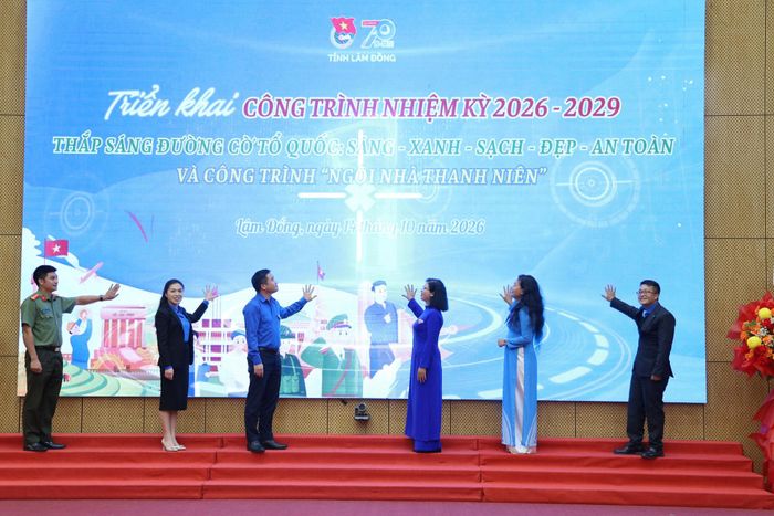 Các đại biểu ấn nút phát động triển khai công trình nhiệm kỳ 2026 - 2029: “Thắp sáng đường Cờ Tổ quốc: Sáng - Xanh - Sạch - Đẹp - An toàn” và công trình “Ngôi nhà thanh niên"