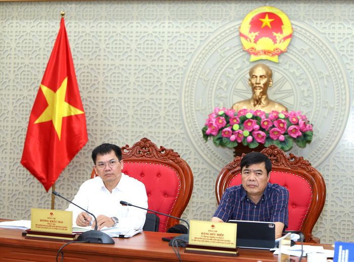 Các đồng chí: Đặng Đức Hiệp (bên phải), Ủy viên Ban Thường vụ Tỉnh ủy, Phó Trưởng đoàn chuyên trách Đoàn ĐBQH tỉnh; Dương Khắc Mai (bên trái), Tỉnh ủy viên, Phó Trưởng đoàn chuyên trách Đoàn ĐBQH tỉnh, đồng chủ trì buổi làm việc