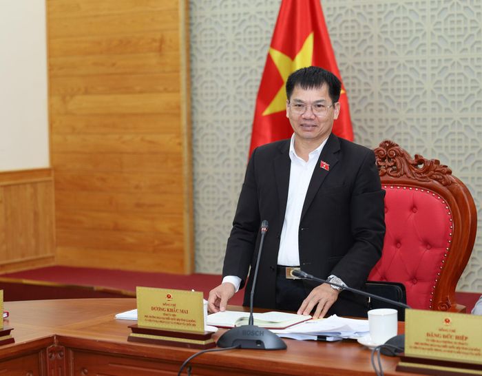 Đồng chí Dương Khắc Mai, Tỉnh ủy viên, Phó Trưởng đoàn chuyên trách Đoàn ĐBQH tỉnh phát biểu tại buổi làm việc
