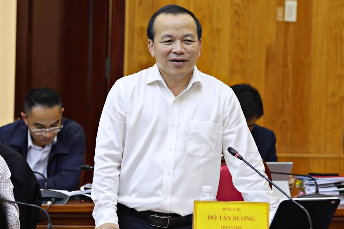 Tỉnh uỷ viên, Chánh Văn phòng UBND tỉnh Đỗ Tấn Sương trao đổi các kiến nghị với Sở NN&MT tại buổi làm việc